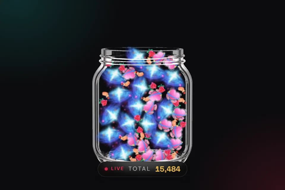 overlay Gift Cup: โหลแก้วที่เต็มไปด้วยดอกกุหลาบ หัวใจ และกาแล็กซี พร้อมยอดเหรียญสดด้านล่าง